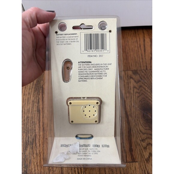 1995 Toilet Key Chain “Real Flushing Sounds” Novelty Gag - New - Picture 3 of 4